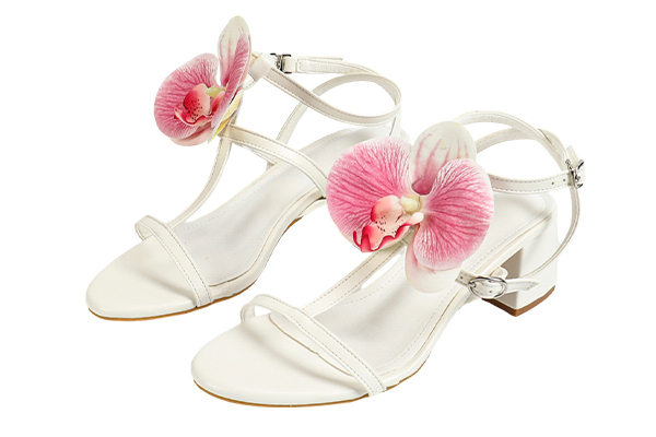 Women's Floral Decoration T-Strap Square Heel Sandals Holiday Style Summer White High Heel Sandals