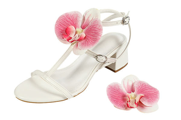 Women's Floral Decoration T-Strap Square Heel Sandals Holiday Style Summer White High Heel Sandals