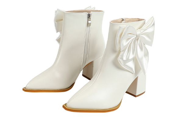 Does the lining design of women's ankle boots take into account both warmth and breathability to keep feet warm in winter?